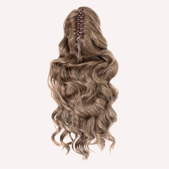 MOLLY PONYTAIL EXTENSION - Ash blonde
22" mid-length with spiral curls - Picture 2 of 6